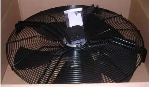 Remeha Ventilatormotor in einem Karton. Der Motor hat mehrere schwarze Ventilatorblätter und ist für einen geräuscharmen Betrieb ausgelegt. 